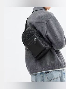 Coach WEST PACK IN SIGNATURE DENIM. New no tag .